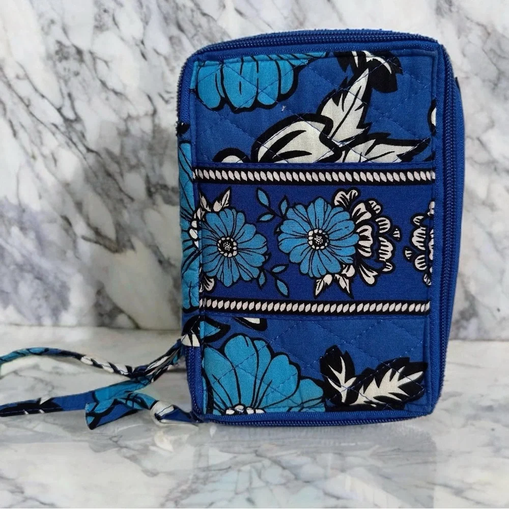 Vera Bradley Floral Quilted Wristlet Small Tech Wallet Bayou Blue Pattern NWOT